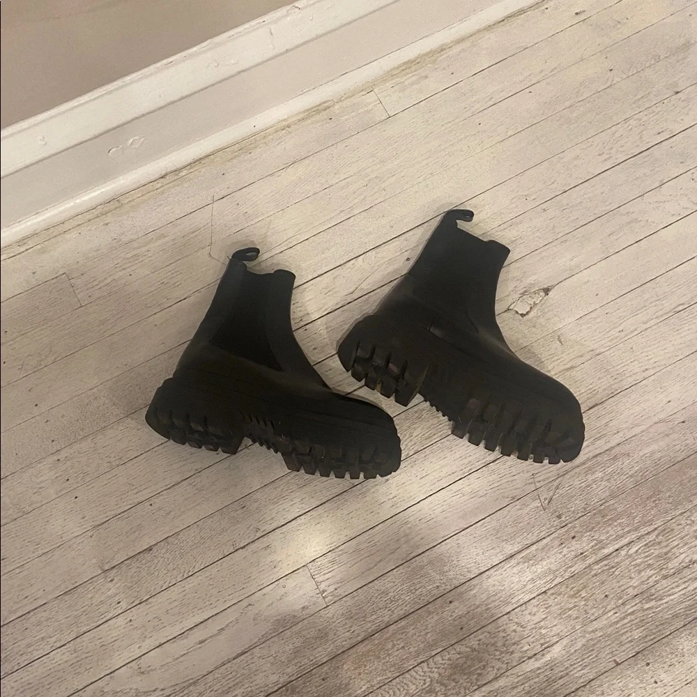 Zara chunky ankle booties some scuffs no rips or tears 
38. - Picture 7 of 13